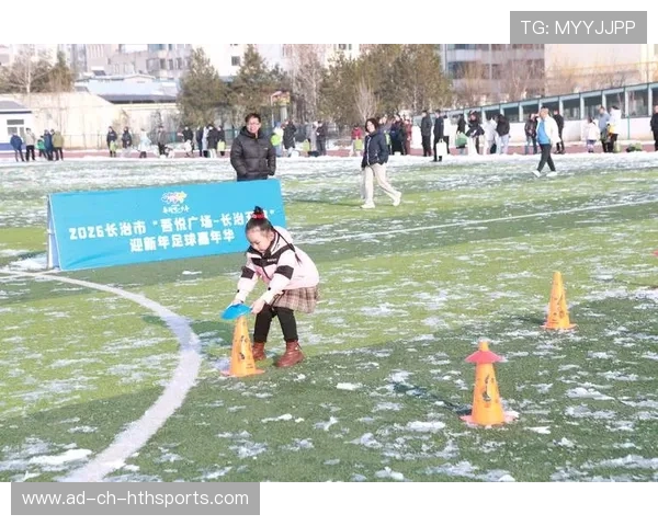 “青少年足球公益活动持续火热，开启青春梦想”，青少年公益足球计划