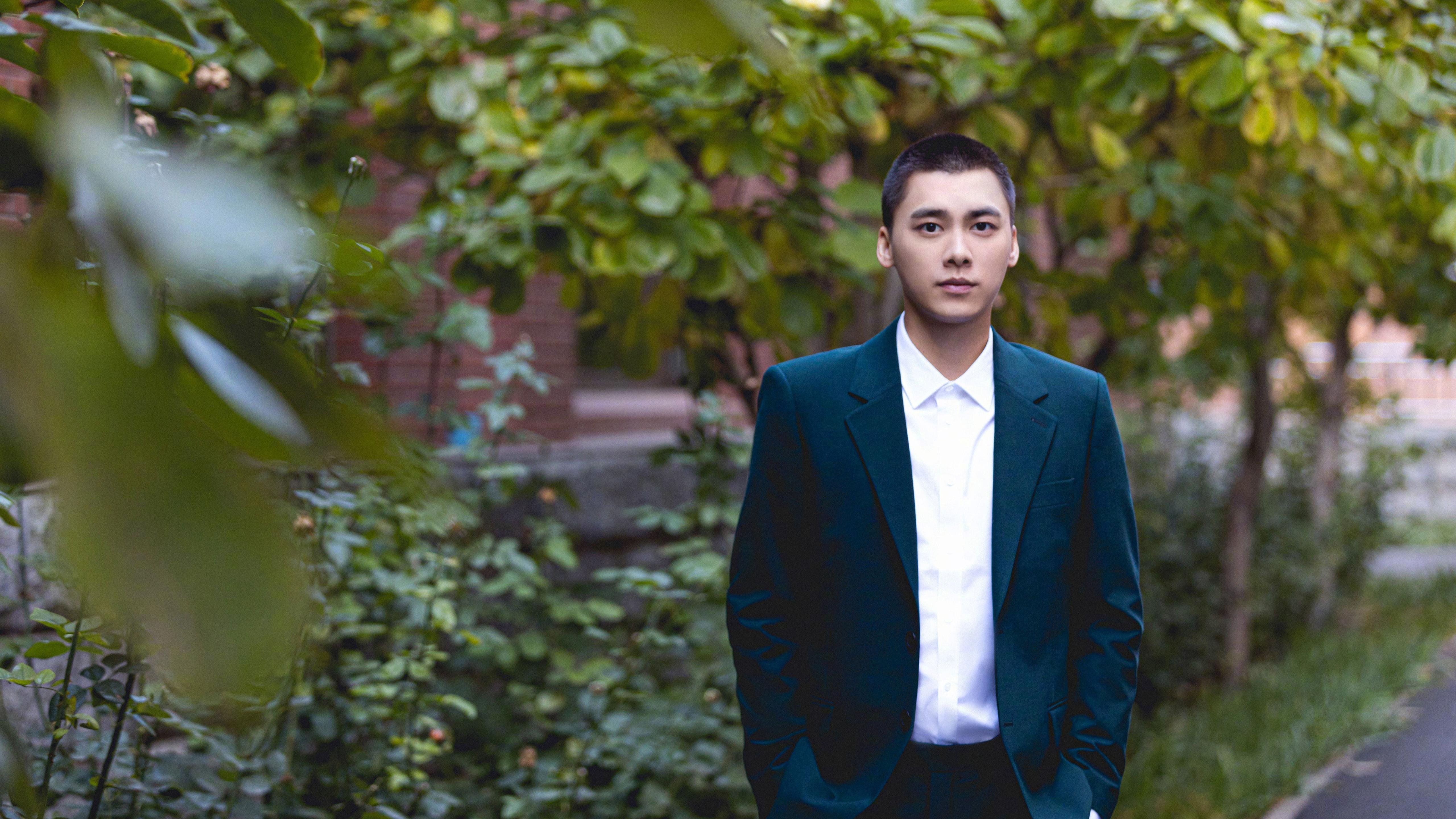 “简阳文体中心篮球赛:明星球员点燃观众激情”