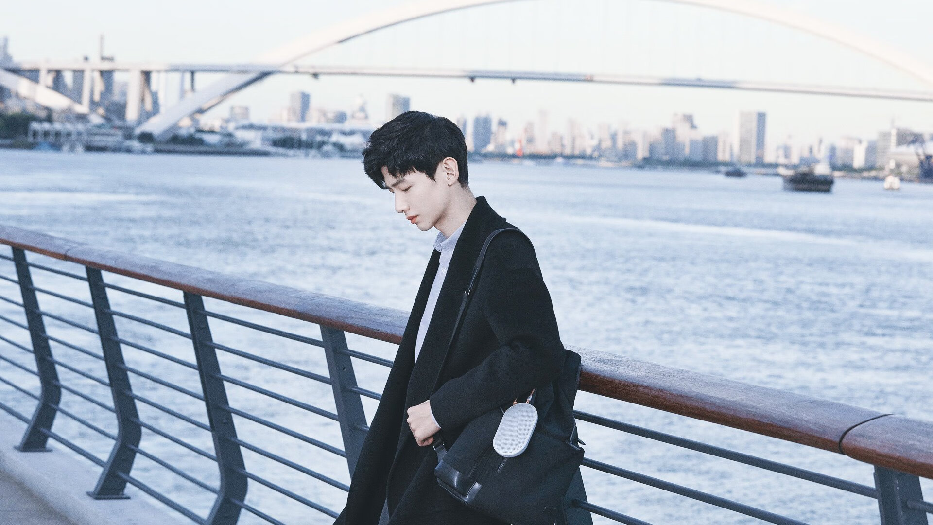 拜仁控球占优,短传渗透打穿防区,拜仁全攻全守