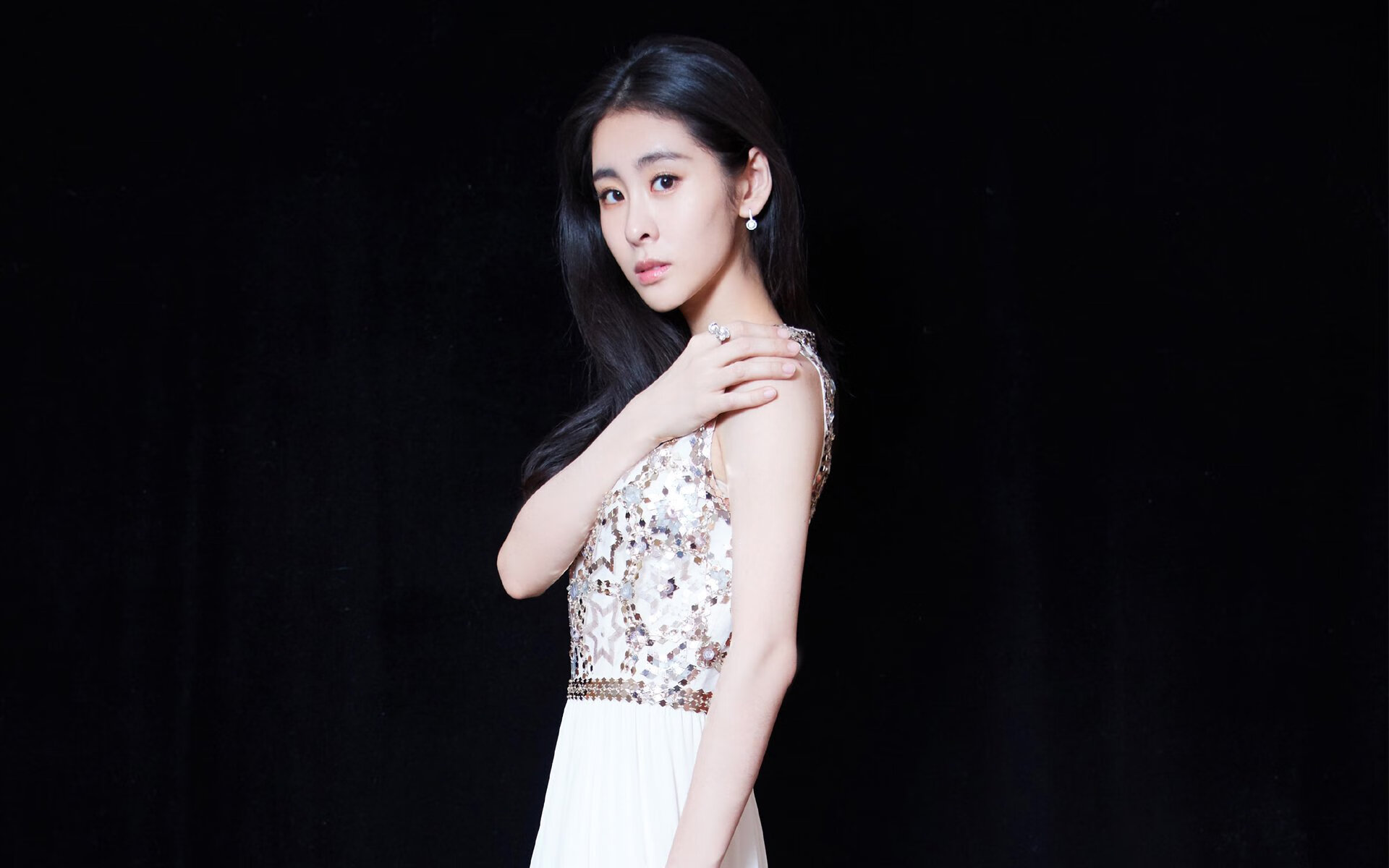 拜仁控球占优,短传渗透打穿防区,拜仁全攻全守